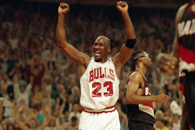 Michael Jordan regresa a la NBA… pero ahora desde el&nbsp;micrófono